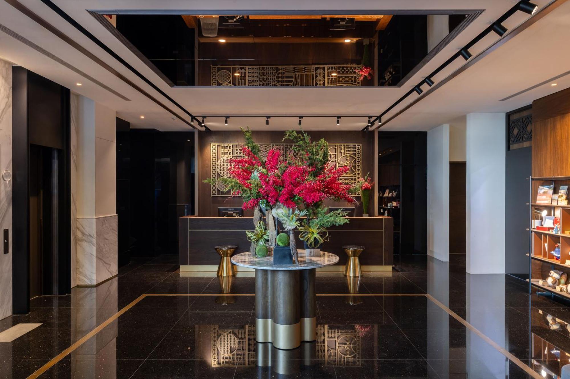 Hotel Voyage Kaohsiung By Cosmos Oasis Extérieur photo