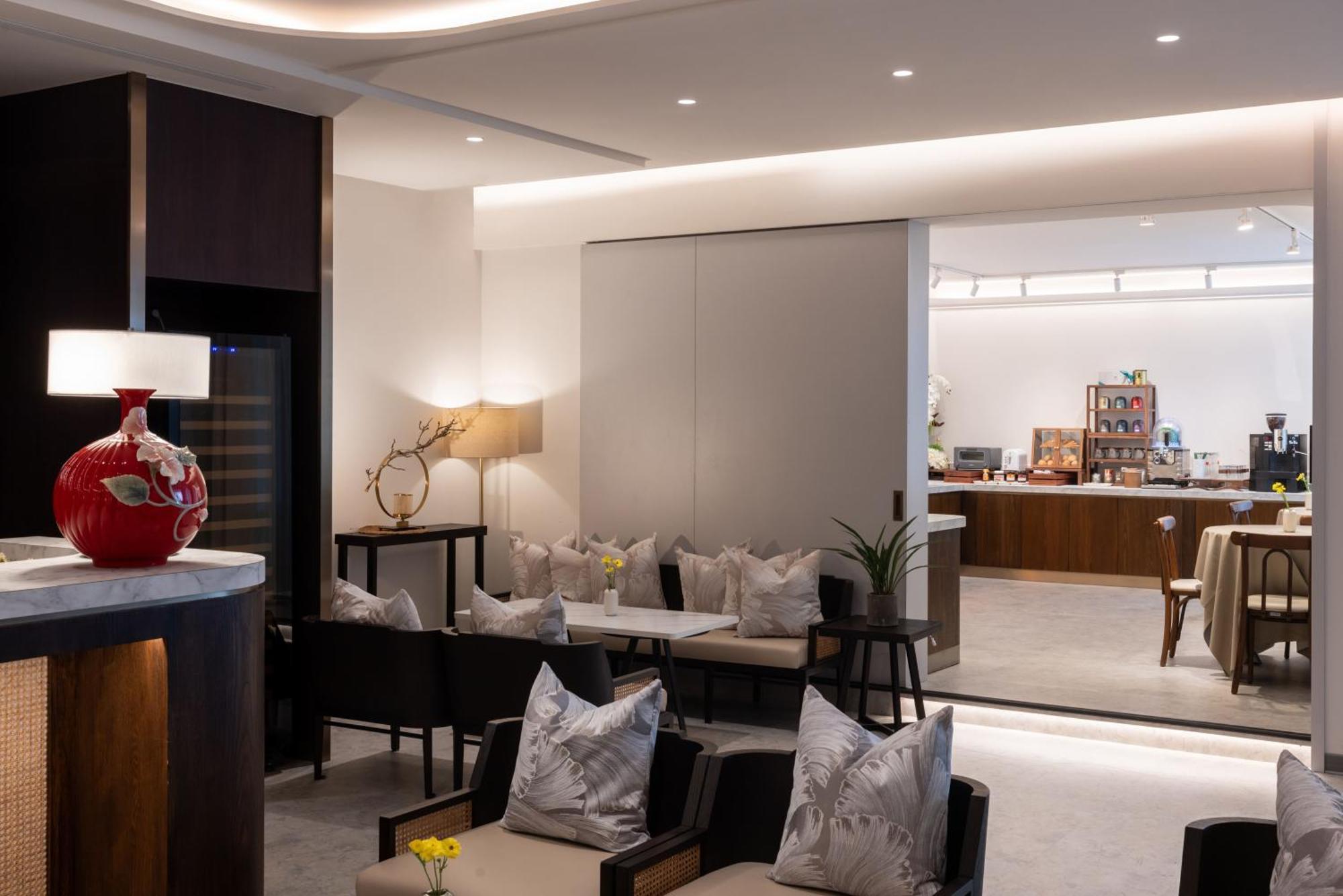 Hotel Voyage Kaohsiung By Cosmos Oasis Extérieur photo